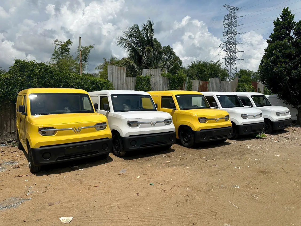 VinFast EC Van mặt trước màu trắng — van điện nhỏ gọn, tiết kiệm chi phí vận chuyển 2026