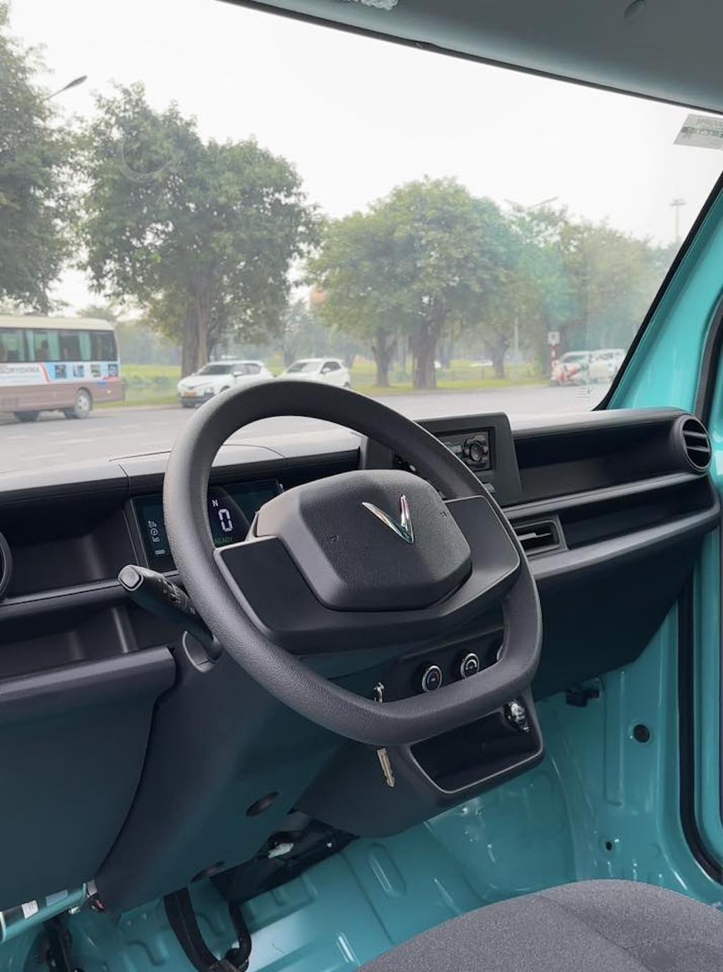 Vô lăng VinFast EC Van — vô lăng và bảng điều khiển màu xanh teal nội thất van điện
