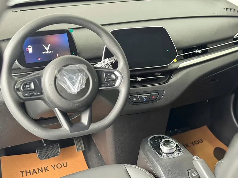 Vô lăng và bảng điều khiển VinFast Herio Green — nội thất SUV điện hạng A Green Series