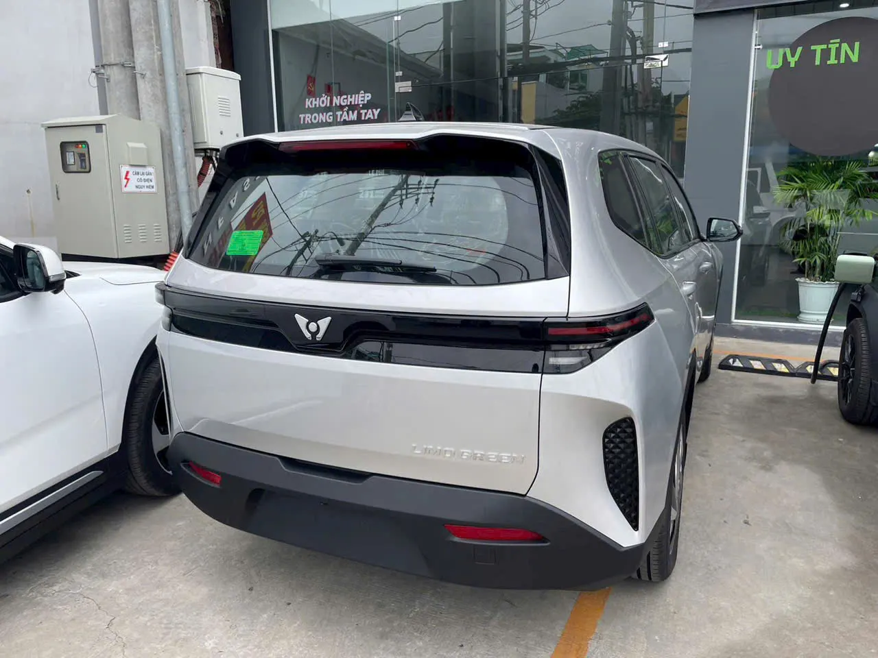 VinFast Limo Green mặt sau góc bên phải — phiên bản giới hạn Green Series