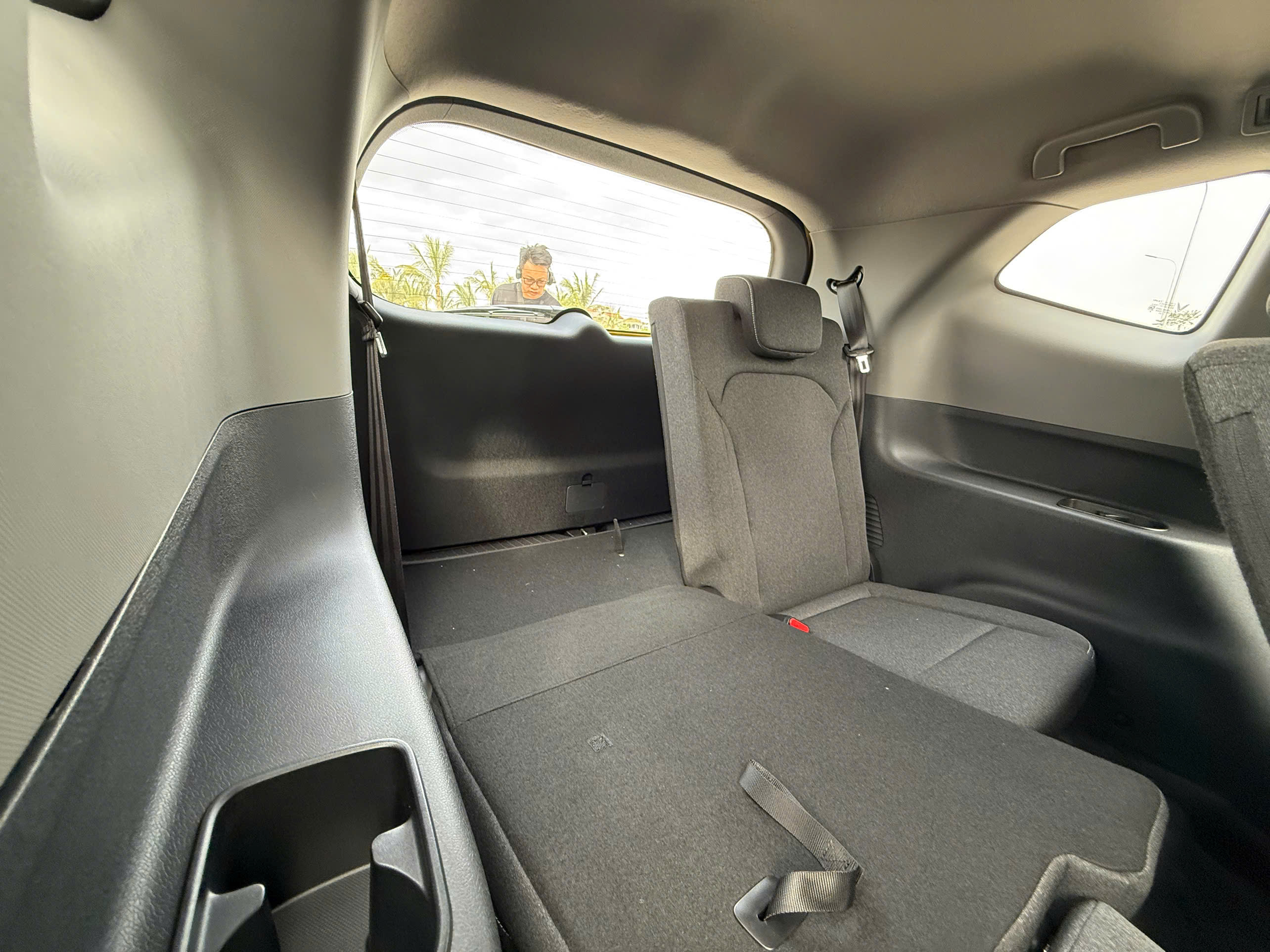 Gấp ghế sau VinFast Limo Green — không gian hành lý mở rộng MPV điện Green Series