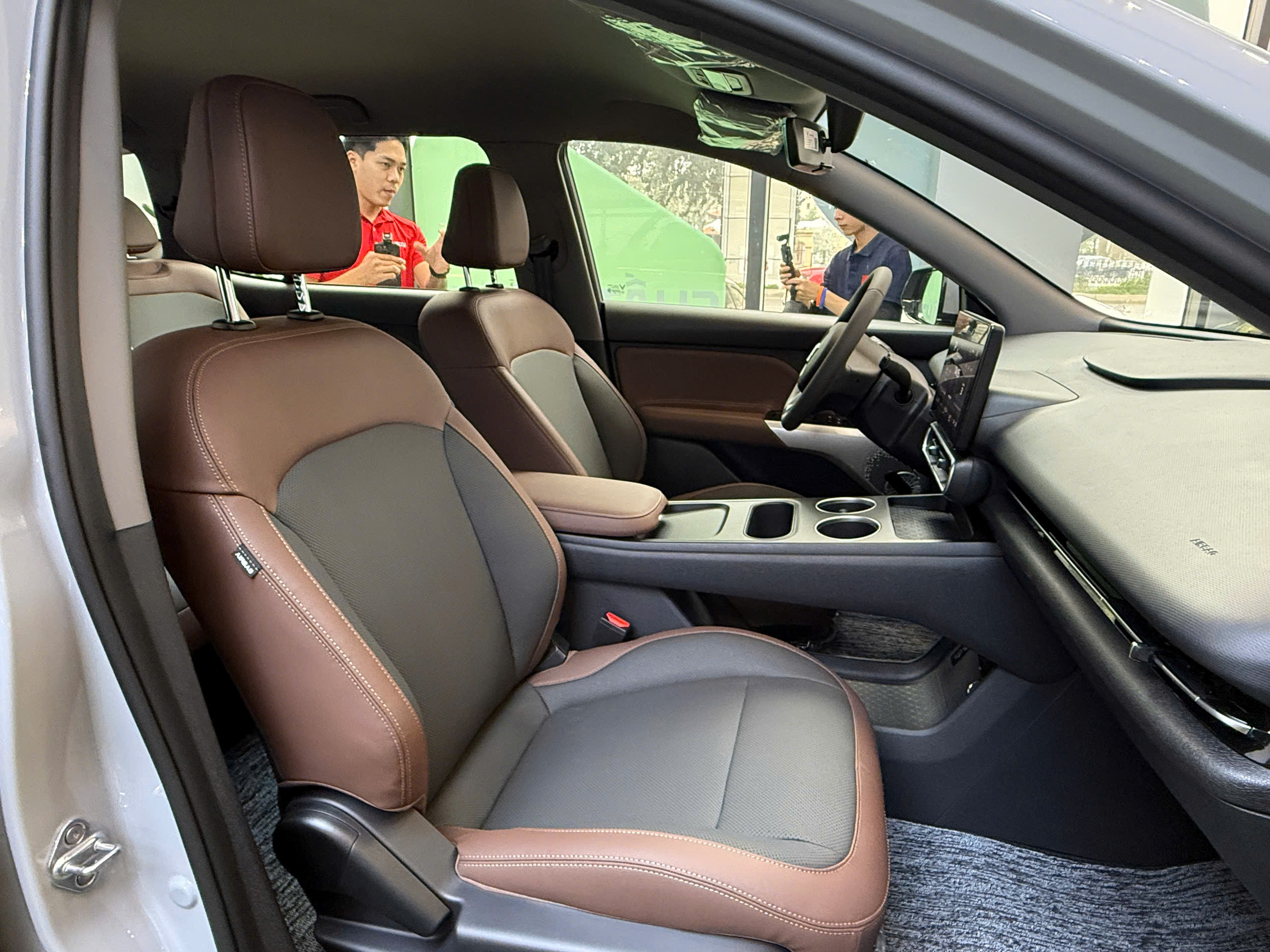 Hàng ghế trước VinFast VF MPV 7 — ghế nâu xám nội thất MPV điện gia đình rộng rãi