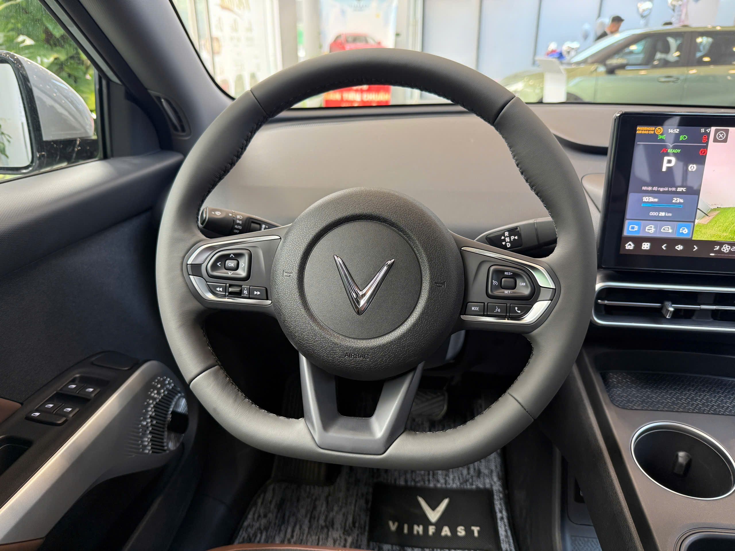 Vô lăng và màn hình VinFast VF MPV 7 — cụm lái và giải trí nội thất đen MPV điện