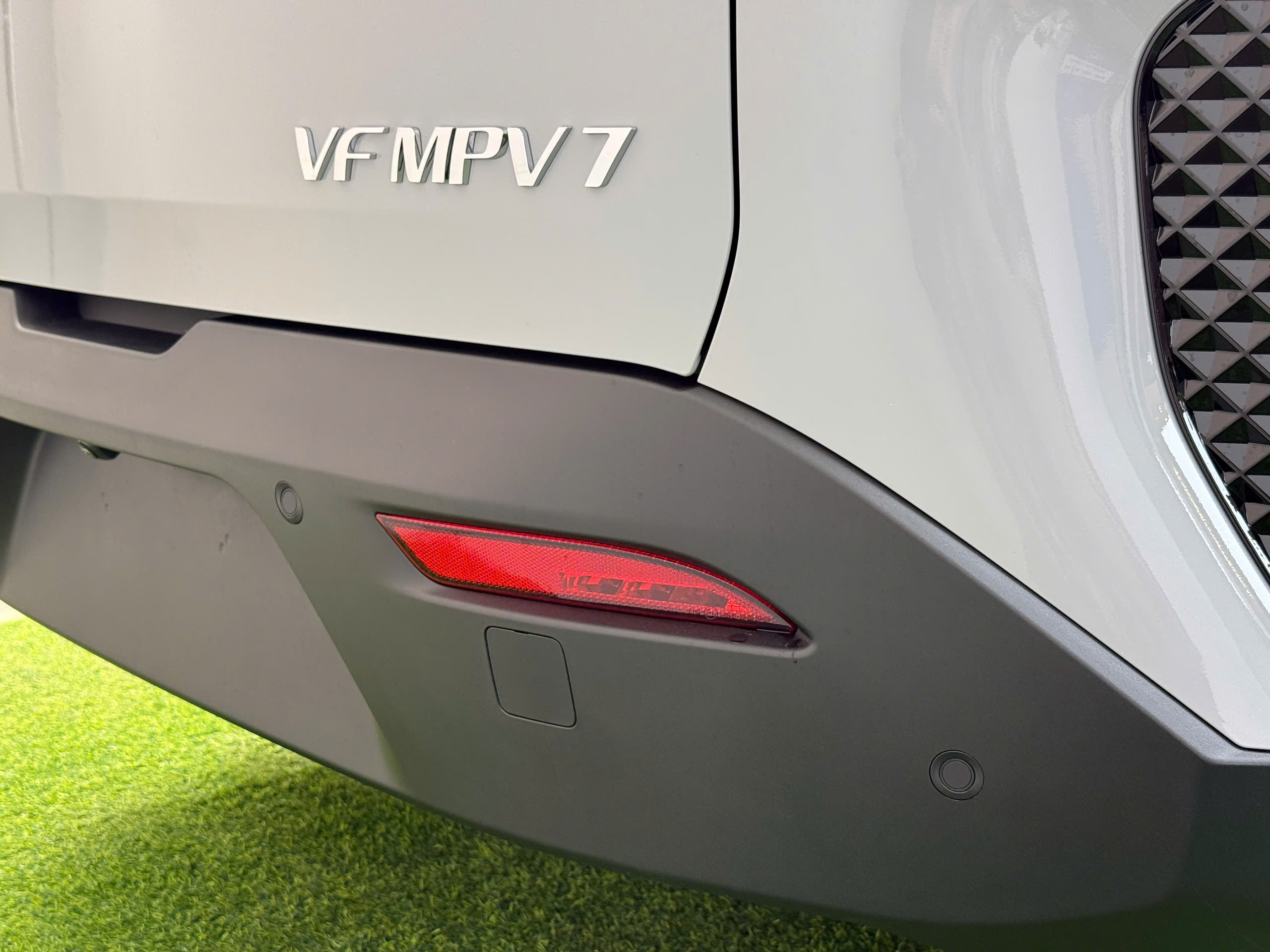 Đuôi xe VinFast VF MPV 7 — cản sau, đèn phản quang và cảm biến lùi MPV điện 7 chỗ