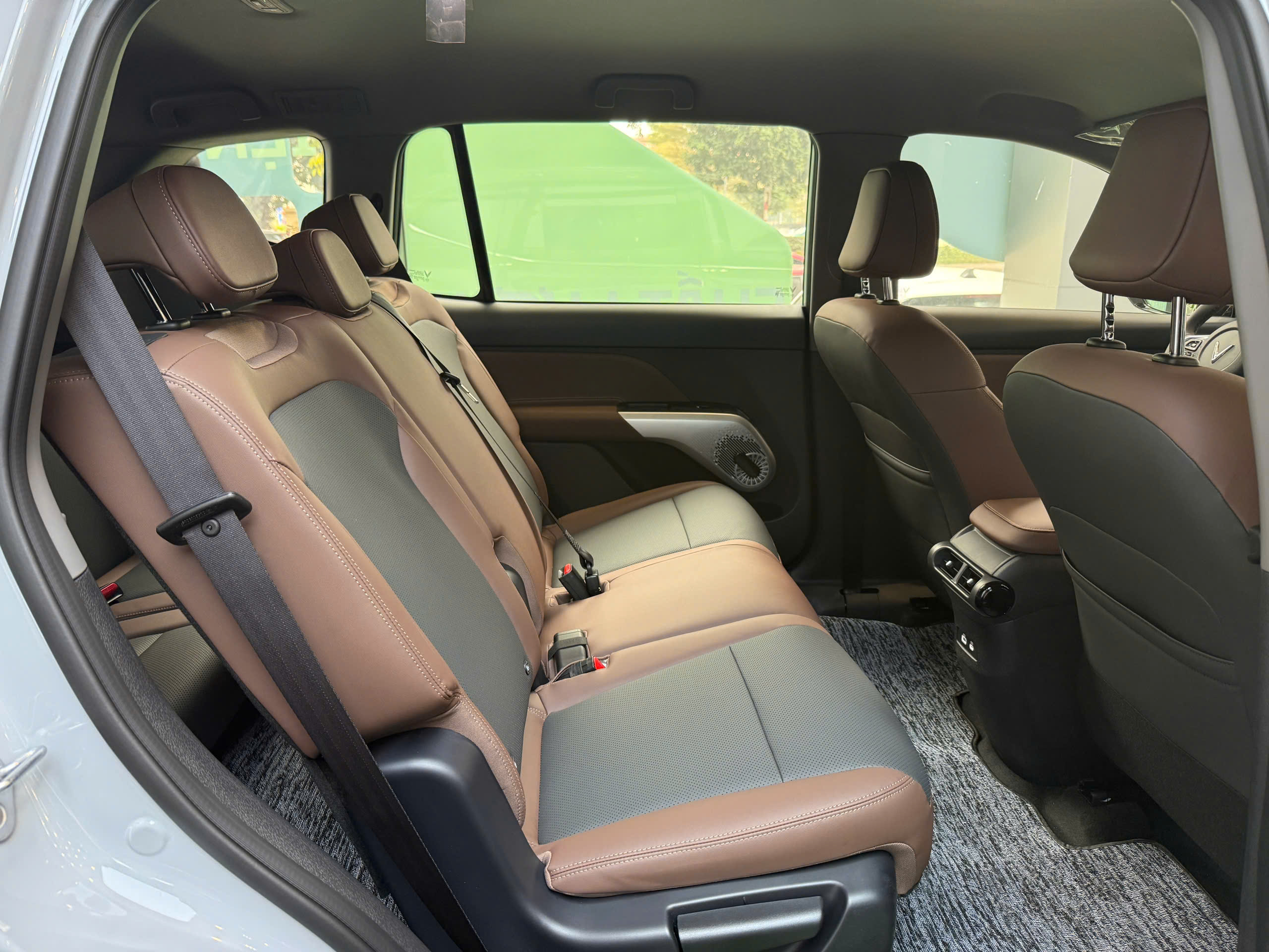 Hàng ghế sau VinFast VF MPV 7 — cabin hành khách 7 chỗ thoải mái MPV điện hạng C