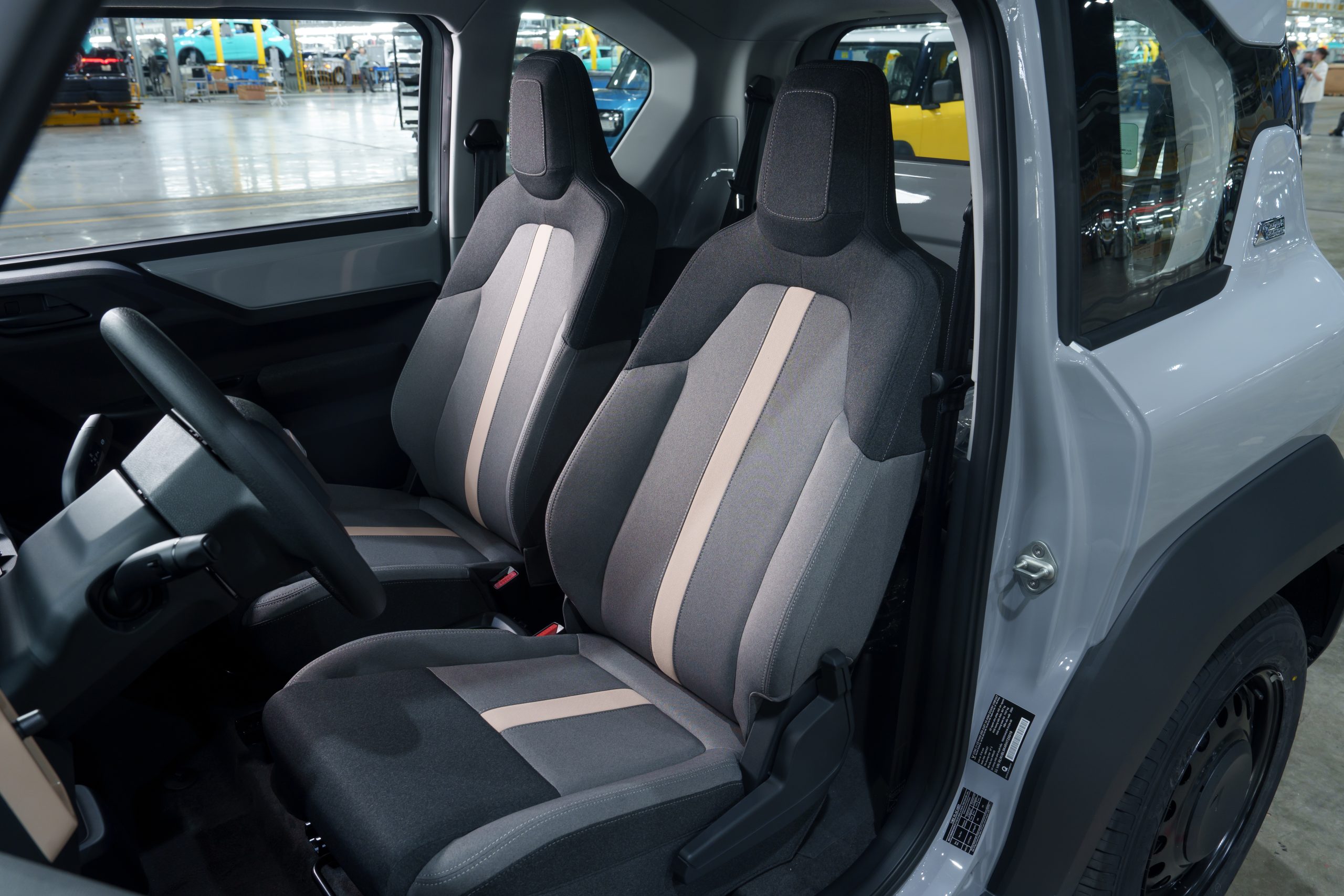 Hàng ghế trước VinFast VF3 — ghế xám nhạt nội thất mini SUV điện tiện nghi