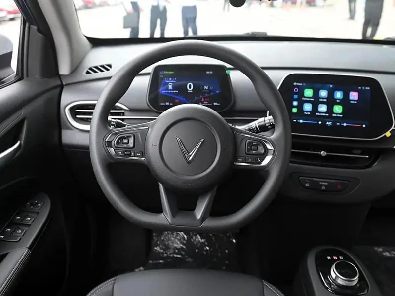 Vô lăng VinFast VF5 — bảng điều khiển đen nội thất SUV điện quốc dân 2026