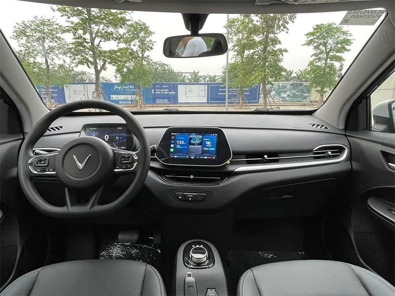 Nội thất VinFast VF5 — bảng điều khiển và vô lăng xám đậm SUV điện hạng A