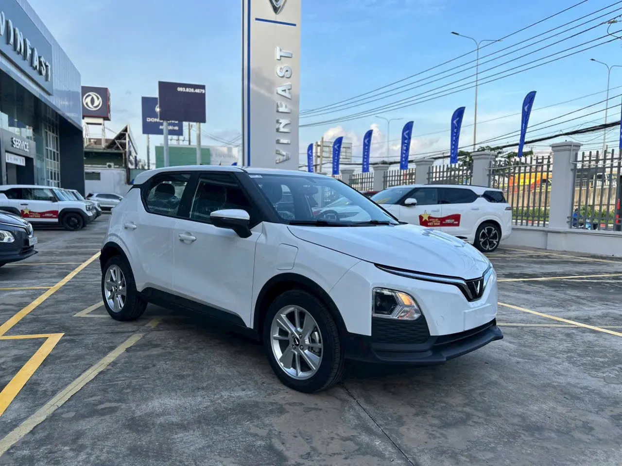 VinFast VF5 mặt trước góc bên trái màu trắng — SUV điện tiết kiệm, di phố linh hoạt