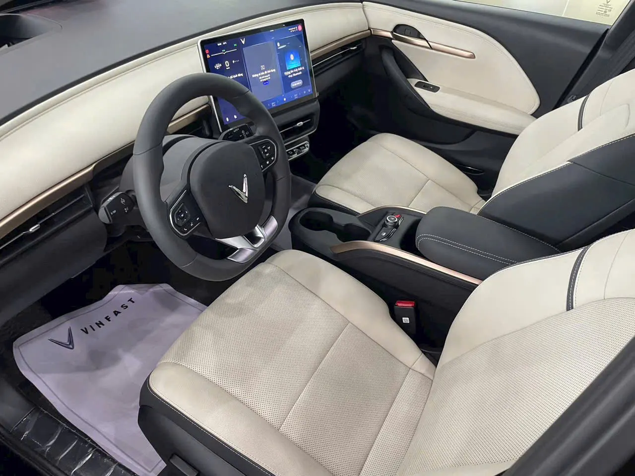 Khoang ghế trước VinFast VF6 — không gian nội thất rộng rãi, console trung tâm hiện đại