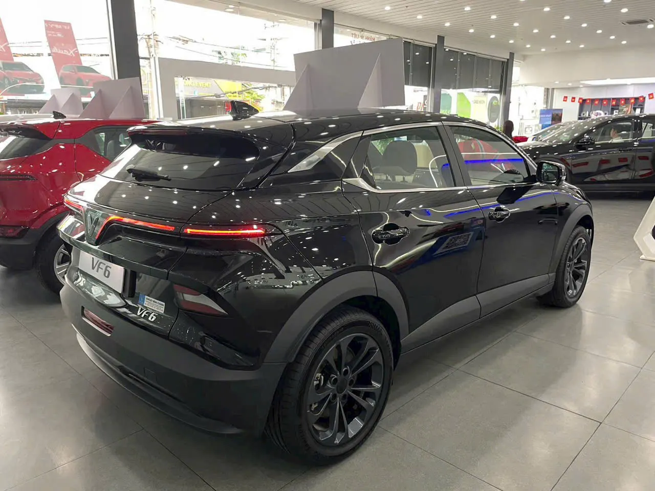 Mặt sau góc bên phải VinFast VF6 — SUV điện gầm cao, la zăng thể thao