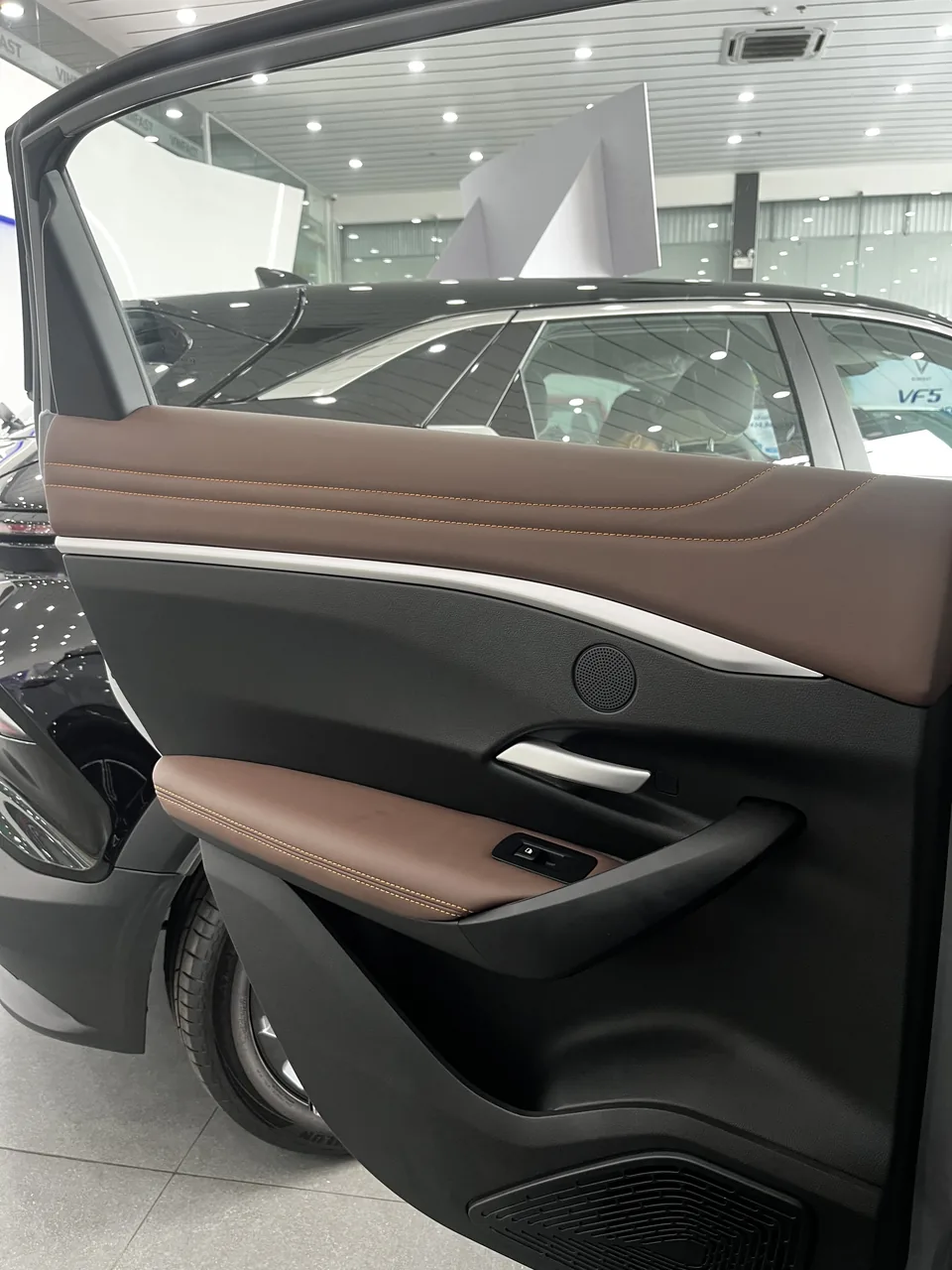 Cửa xe VinFast VF7 — chi tiết thiết kế và nút bấm tiện ích