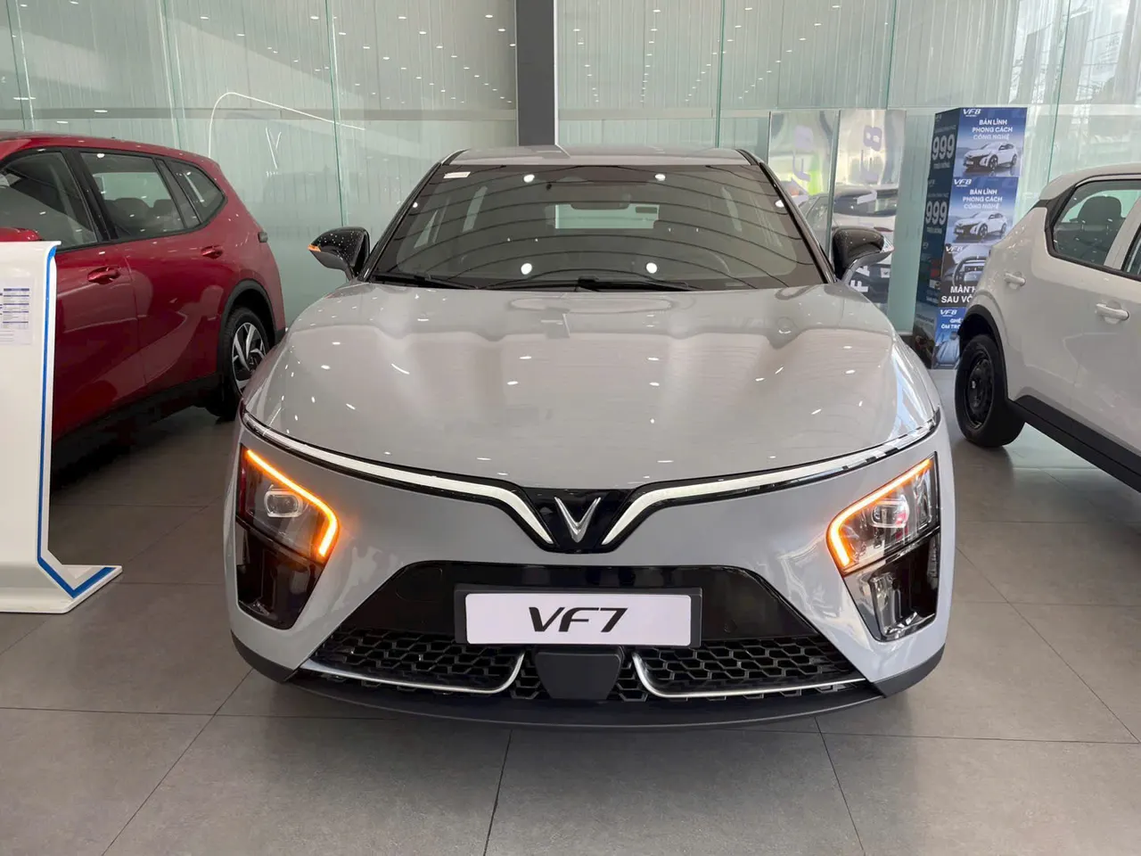 VinFast VF7 mặt trước chính diện — SUV điện thể thao hạng C 2026, thiết kế Aero