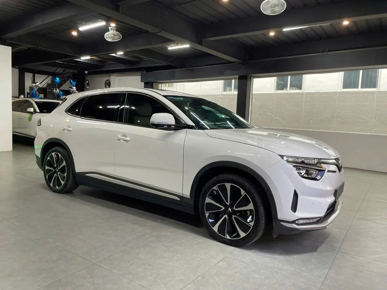 VinFast VF8 mặt trước góc bên trái — dáng SUV cỡ lớn thể thao, gầm cao