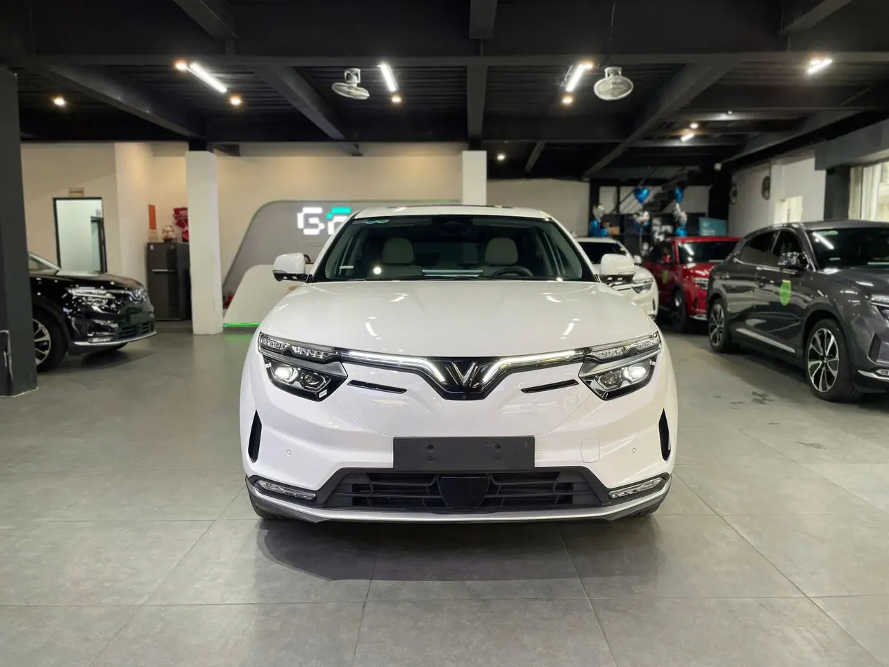 VinFast VF8 mặt trước chính diện — SUV điện hạng D sang trọng 2026, đèn LED và lưới tản nhiệt đặc trưng