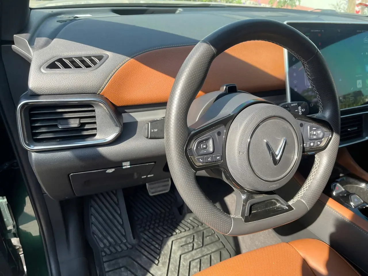 Vô lăng VinFast VF8 — tích hợp nút điều khiển, màn hình HUD sau vô lăng