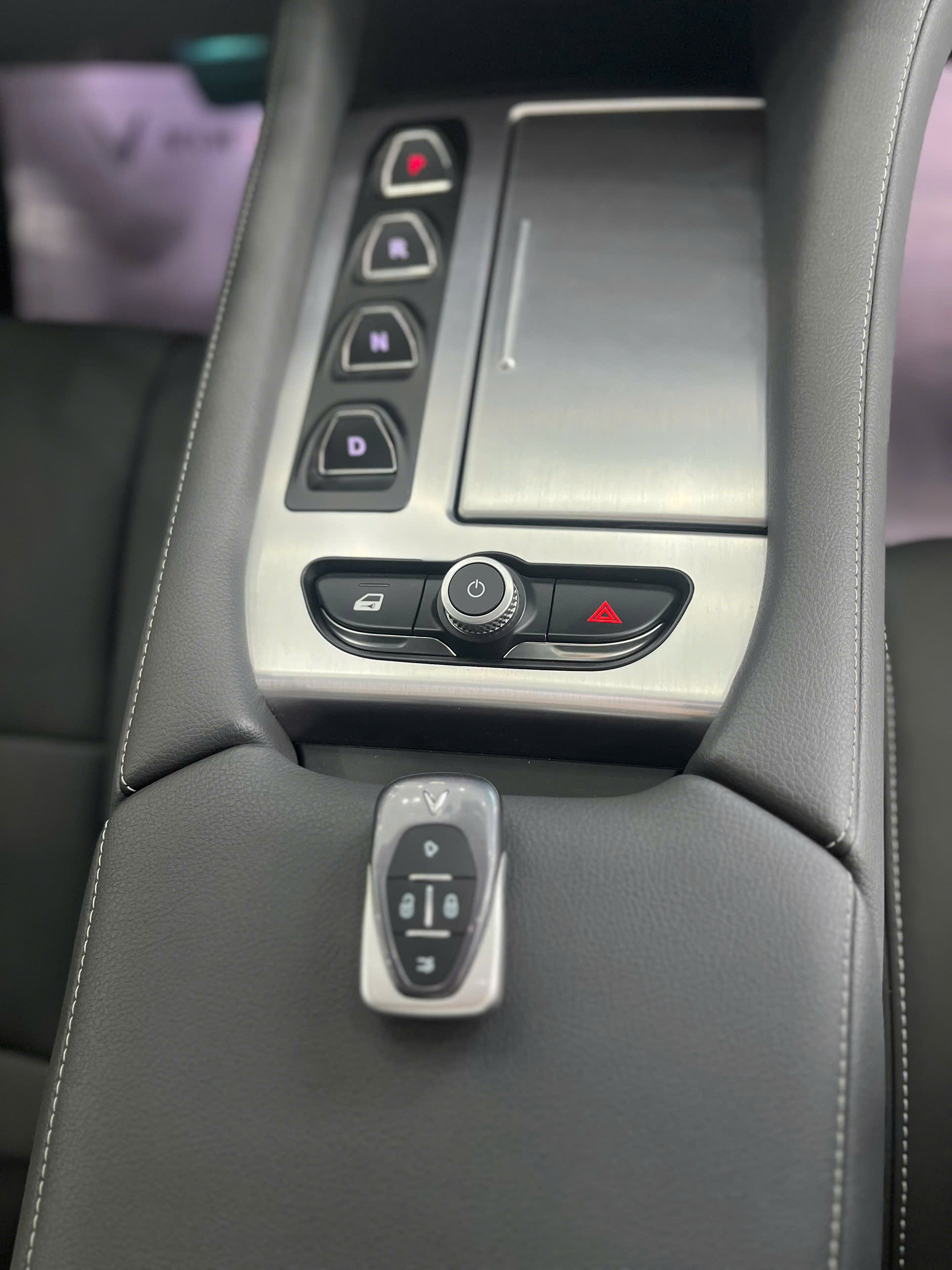 Cần sa VinFast VF9 — hộp số điện tử, chế độ lái SUV điện hạng E