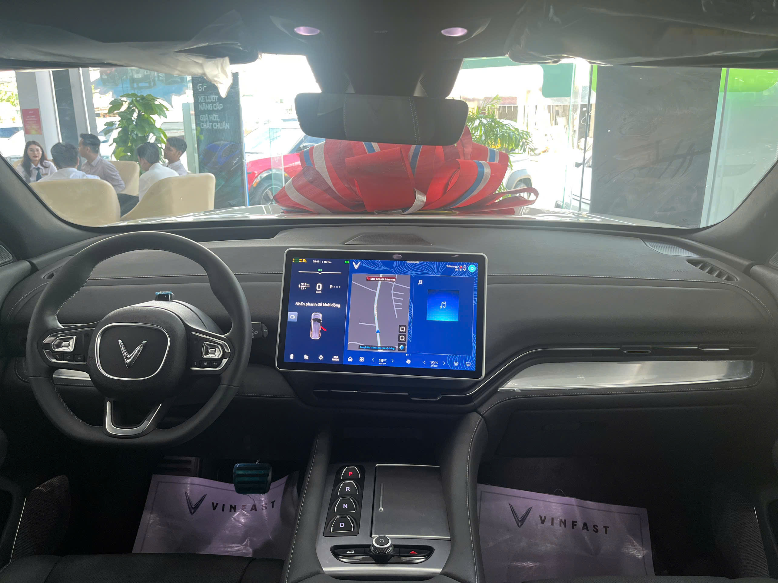 Ghế lái VinFast VF9 — cụm đồng hồ số và nội thất da cao cấp SUV 7 chỗ