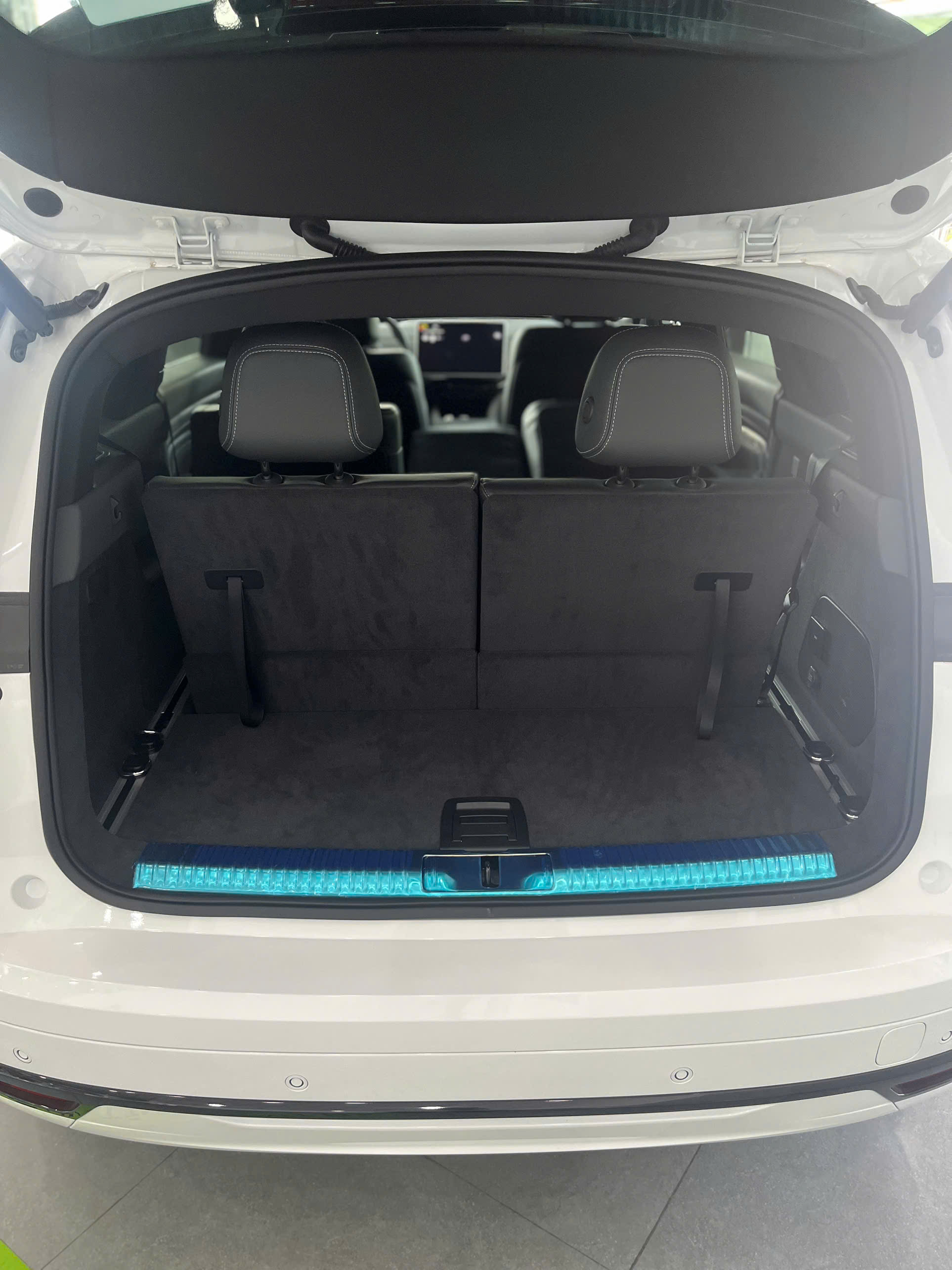 VinFast VF9 mở cốp sau — không gian hành lý rộng SUV 7 chỗ điện, đi 580km/lần sạc