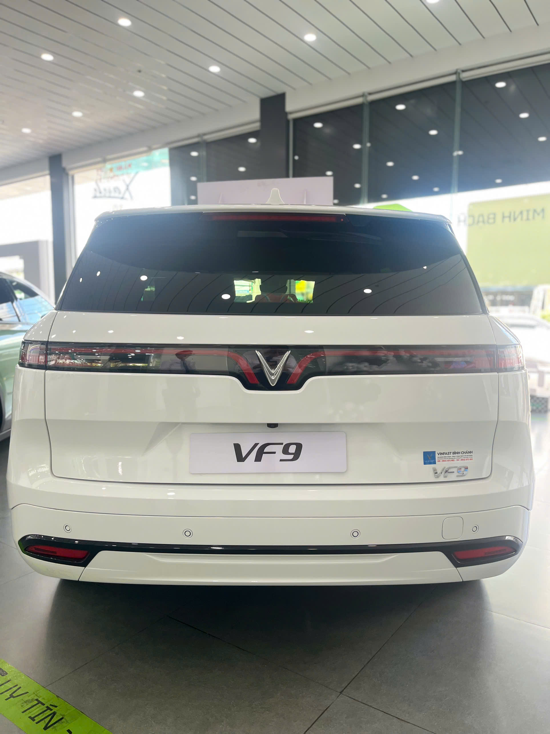 VinFast VF9 mặt sau màu trắng — đèn hậu LED và thiết kế đuôi xe SUV flagship