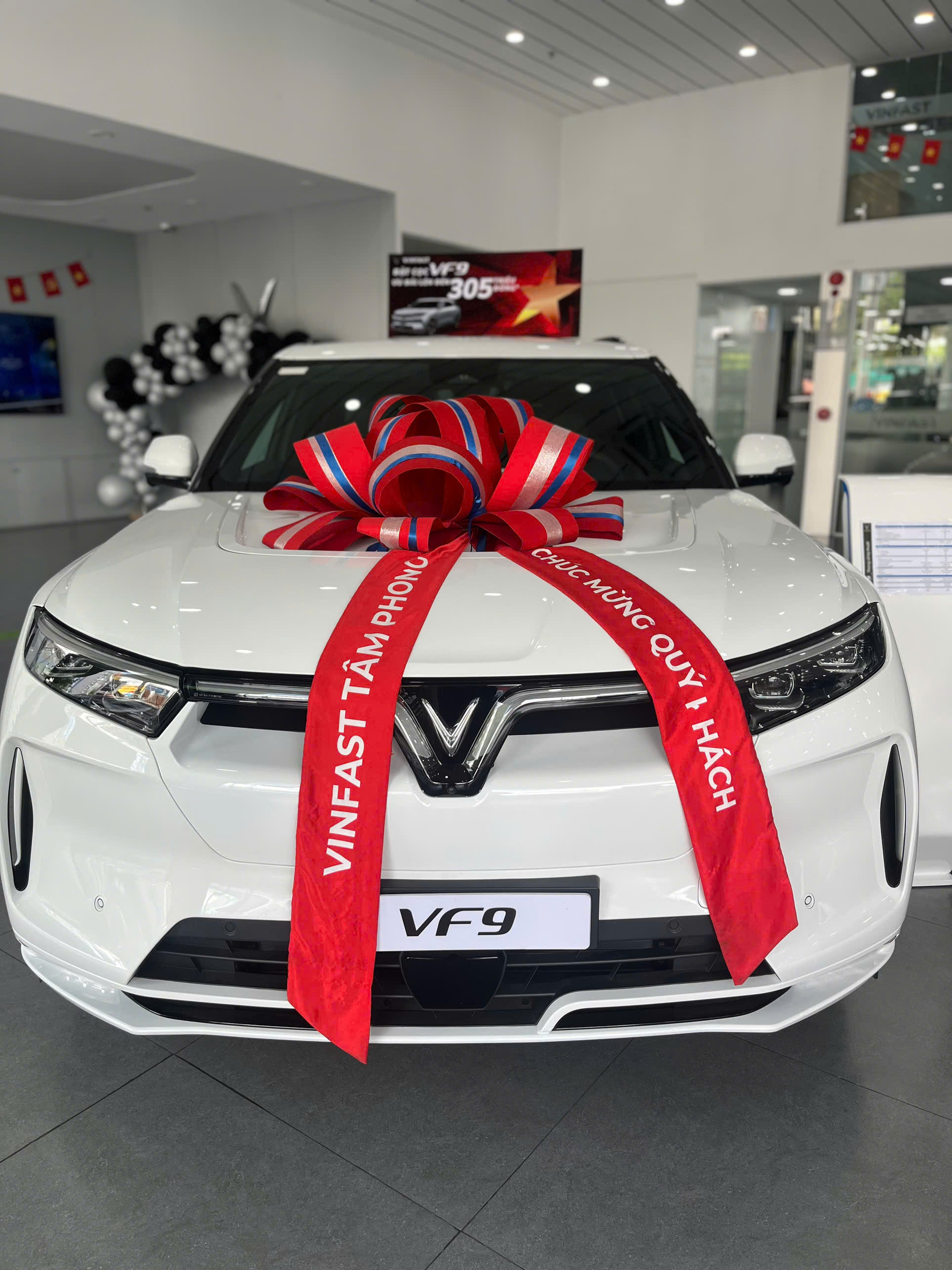VinFast VF9 mặt trước màu trắng — SUV điện 7 chỗ hạng E flagship 2026, giá từ 1,499 tỷ